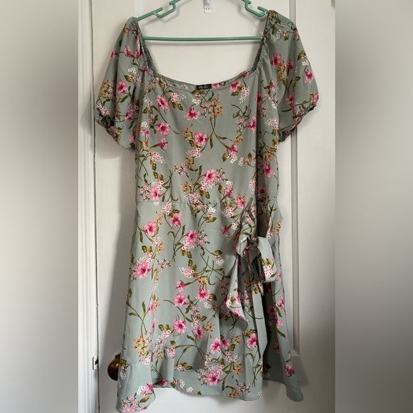 NWT Juniors' Lily Rose Mini Balloon Sleeve Paisley Faux Wrap Dress, Size: XXL - Picture 1 of 9